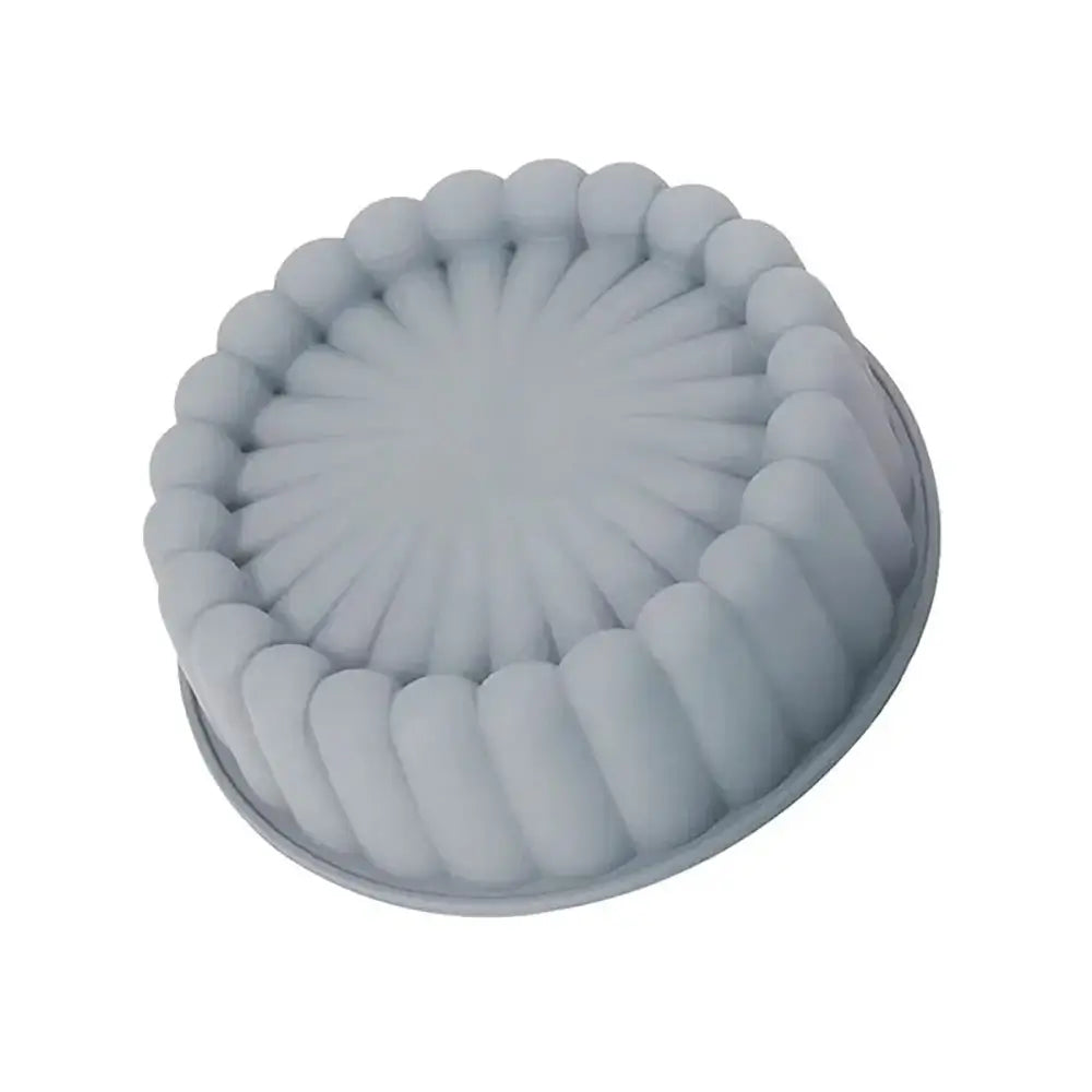 Moule à charlotte en silicone gris avec des bords ondulés. Le diamètre du moule est de 20 cm, et la hauteur est de 6 cm.