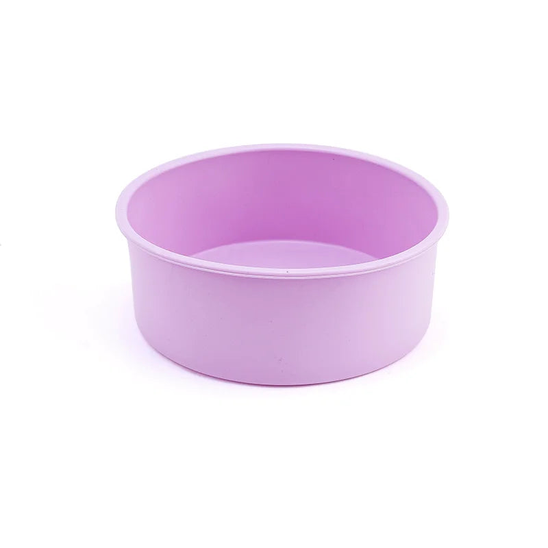 Un moule rond en silicone de couleur violet clair, concu pour la cuisson et un demoulage facile.