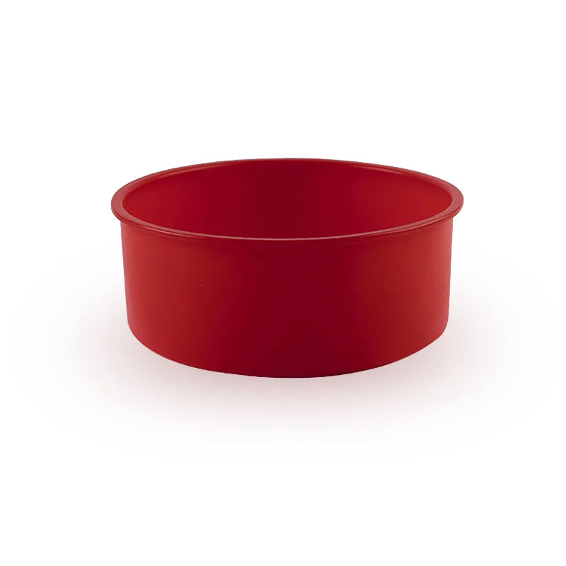Un moule rond en silicone rouge fonce avec un design lisse, ideal pour la cuisson de gateaux et desserts.