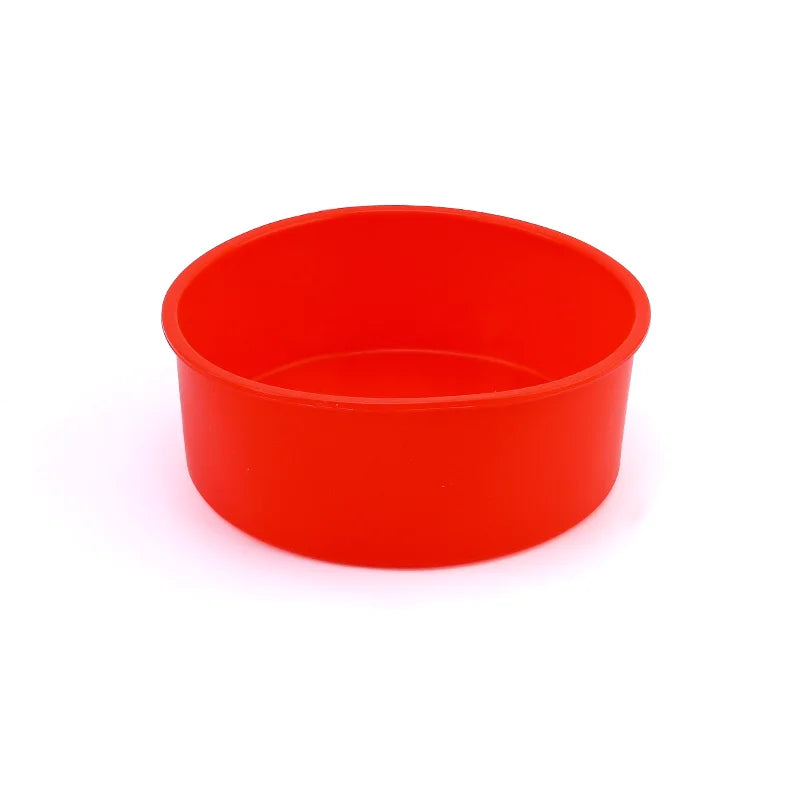 Un moule rond en silicone de couleur rouge eclatant, pour un usage polyvalent en cuisine.
