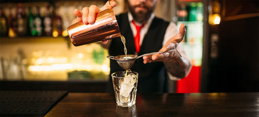 Barman avec Shaker cocktail, passoire,...