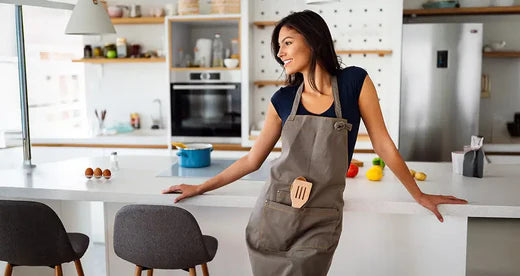 Le meilleur tablier cuisine professionnel sur une femme en cuisine