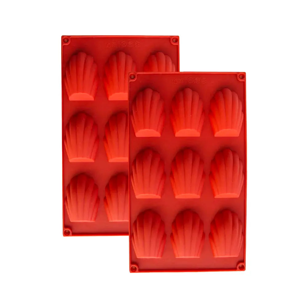 Lot de deux moules à madeleines en silicone rouge, parfaits pour la pâtisserie maison.