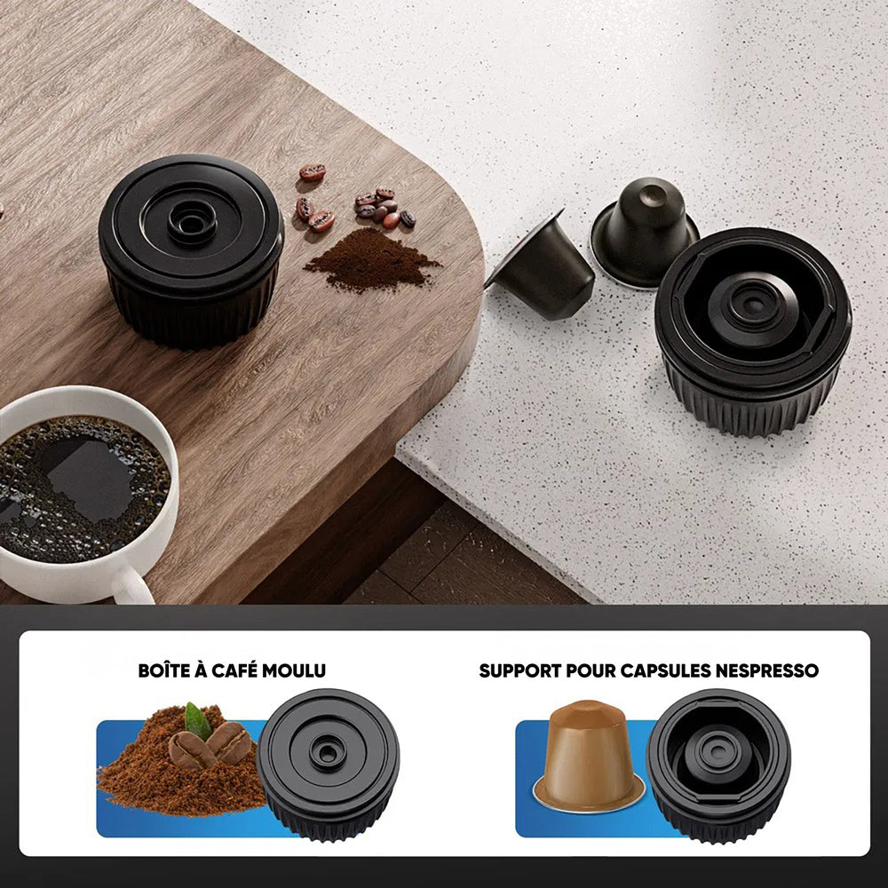 Deux accessoires pour préparer le café, une boîte à poudre de café et un porte-capsules Nespresso, avec une tasse de café à côté.
