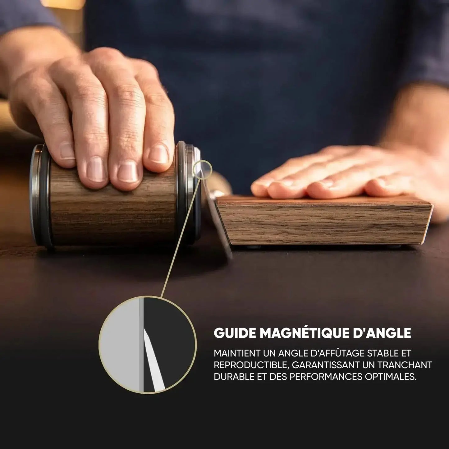 Gros plan sur un guide magnétique d'angle utilisé pour l'affûtage, avec deux mains tenant un outil cylindrique et une base en bois. Une vue rapprochée montre l'alignement précis de l'angle pour un affûtage optimal.