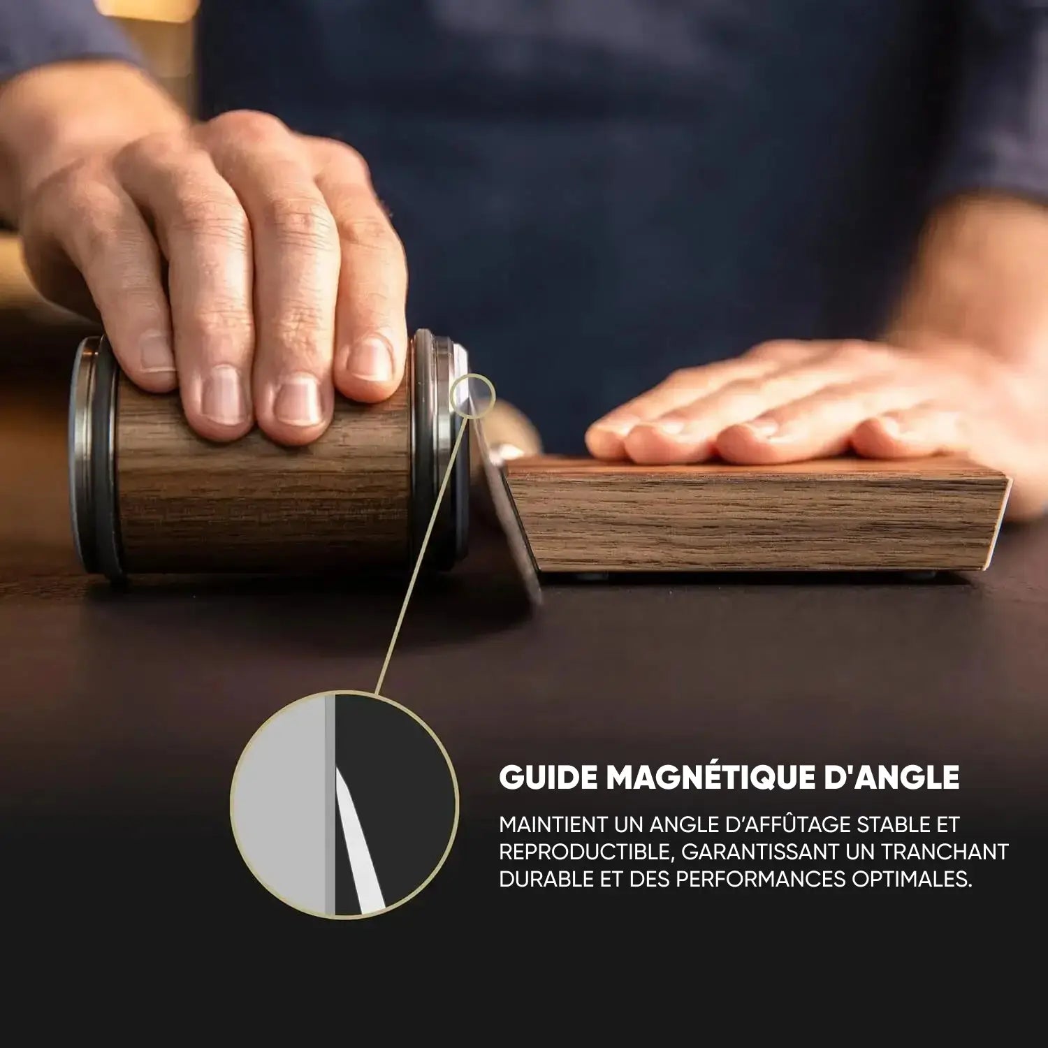 Gros plan sur un guide magnétique d'angle utilisé pour l'affûtage, avec deux mains tenant un outil cylindrique et une base en bois. Une vue rapprochée montre l'alignement précis de l'angle pour un affûtage optimal.