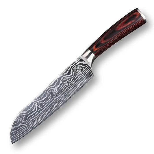 Couteau de cuisine Santoku en acier carbone avec une lame au motif distinctif et une poignée ergonomique en bois, sur un fond blanc.