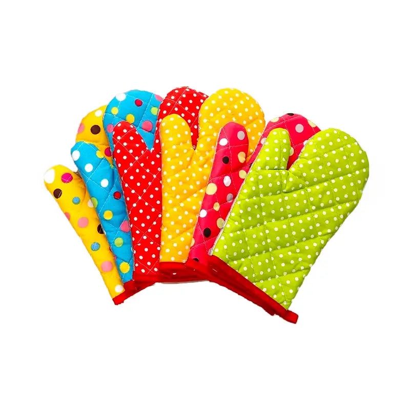 Collection de gants de cuisine matelassés avec des motifs à pois multicolores, disponibles en plusieurs coloris, alignés sur un fond blanc.