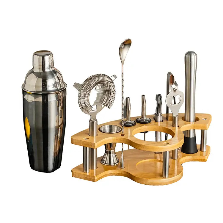 Kit cocktail premium avec rangement et shaker non rangé sur fond blanc