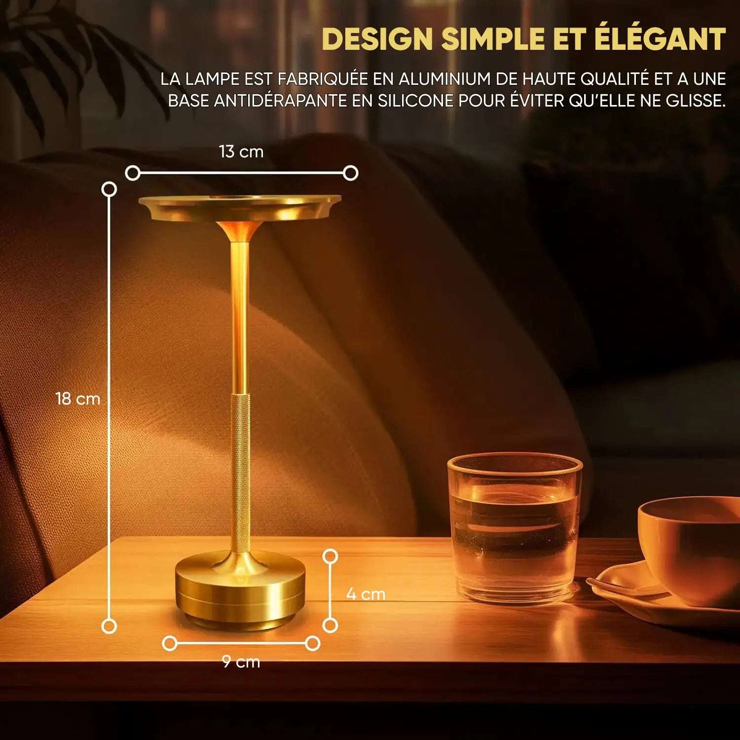 Dimensions et spécifications techniques d'une lampe de table design en aluminium doré, hauteur 18 cm, diamètre de la base 9 cm, diamètre du plateau supérieur 13 cm, épaisseur de la base 4 cm, montrée sur une table avec un verre d'eau et une tasse