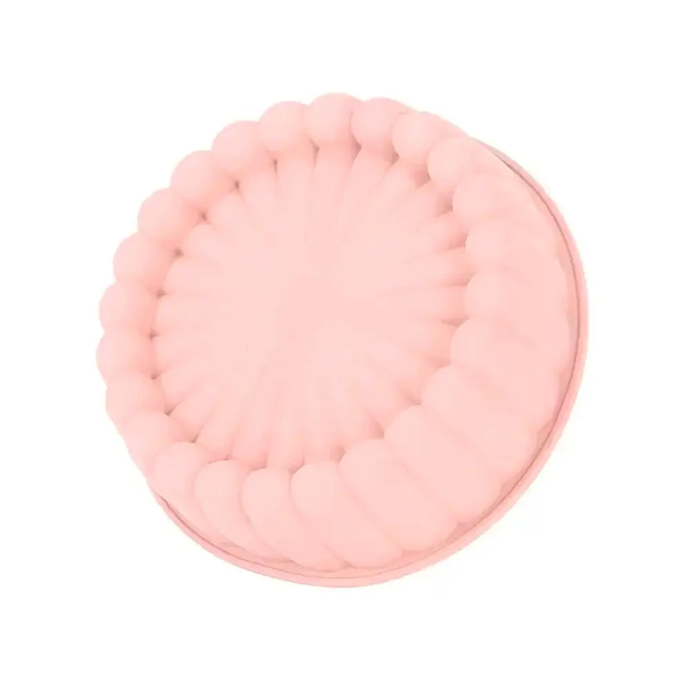  Moule à charlotte en silicone rose avec des bords ondulés. Le diamètre du moule est de 20 cm, et la hauteur est de 6 cm.