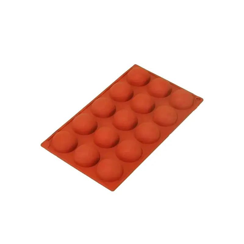 Moule rouge en silicone présentant 15 cavités demi-sphériques, idéal pour petits desserts ou préparations culinaires.