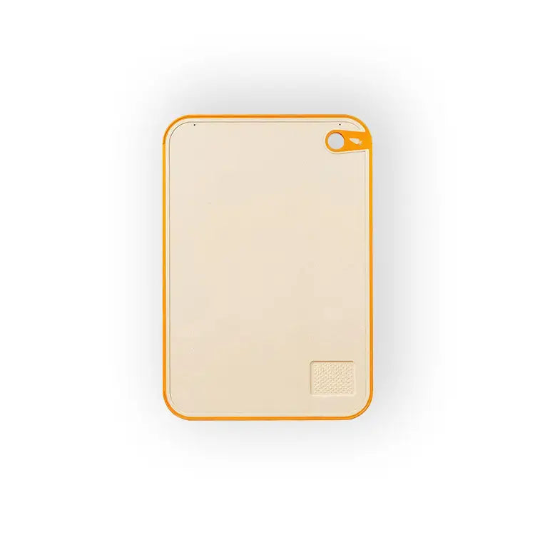 Une planche à découper rectangulaire beige avec une bordure orange, comportant un trou dans le coin supérieur droit.