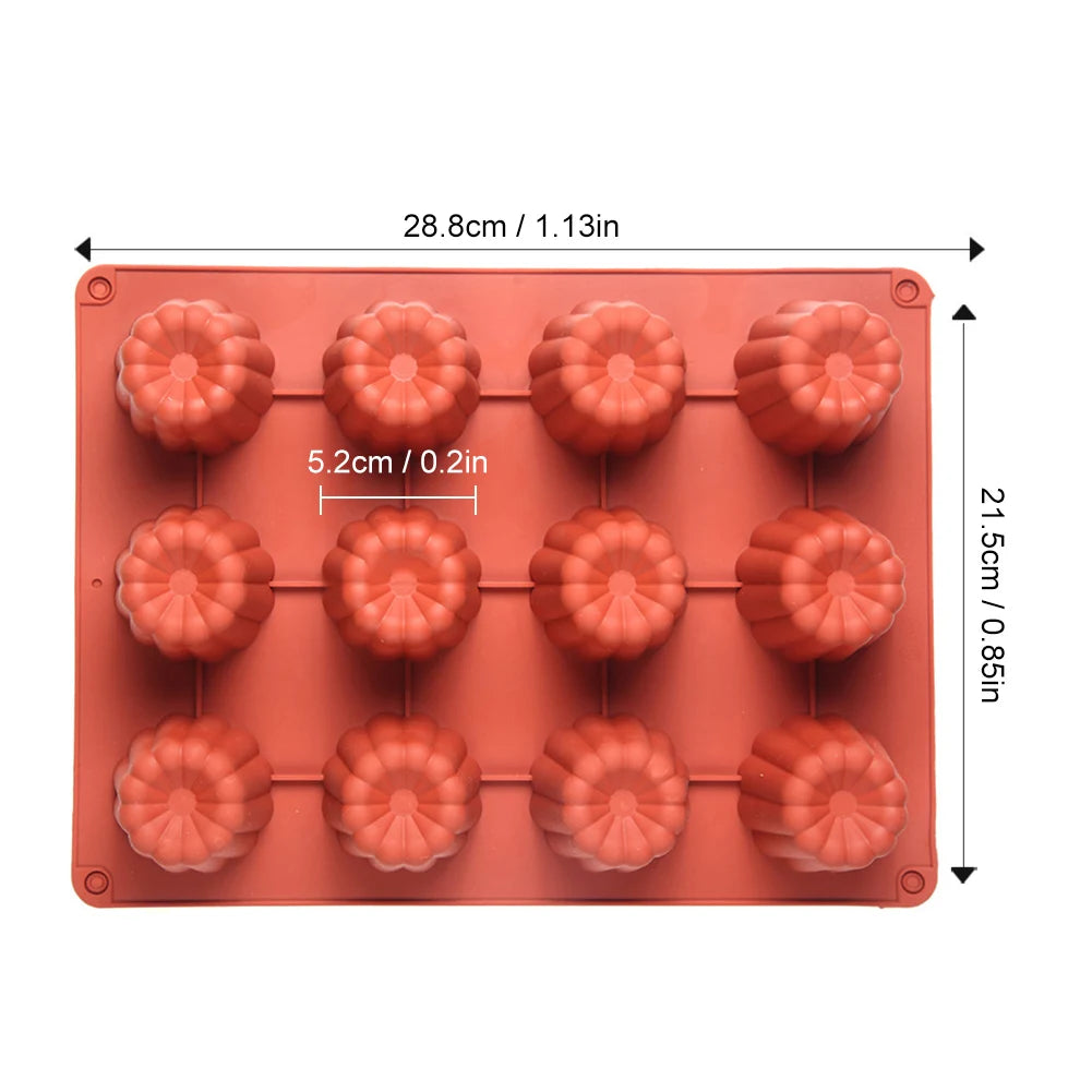 Moule en silicone rouge avec 12 cavités en forme de cannelés, dimensions de 28,8 cm par 21,5 cm et diamètre des cavités de 5,2 cm.