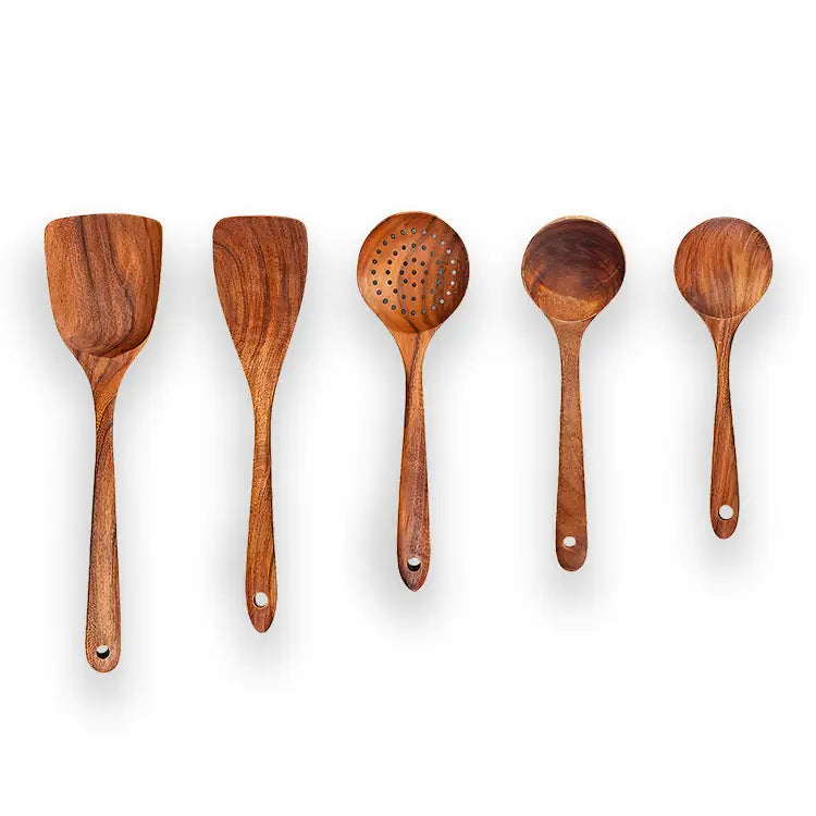 Ensemble de cinq ustensiles de cuisine en bois, incluant spatules, cuillères et écumoire.