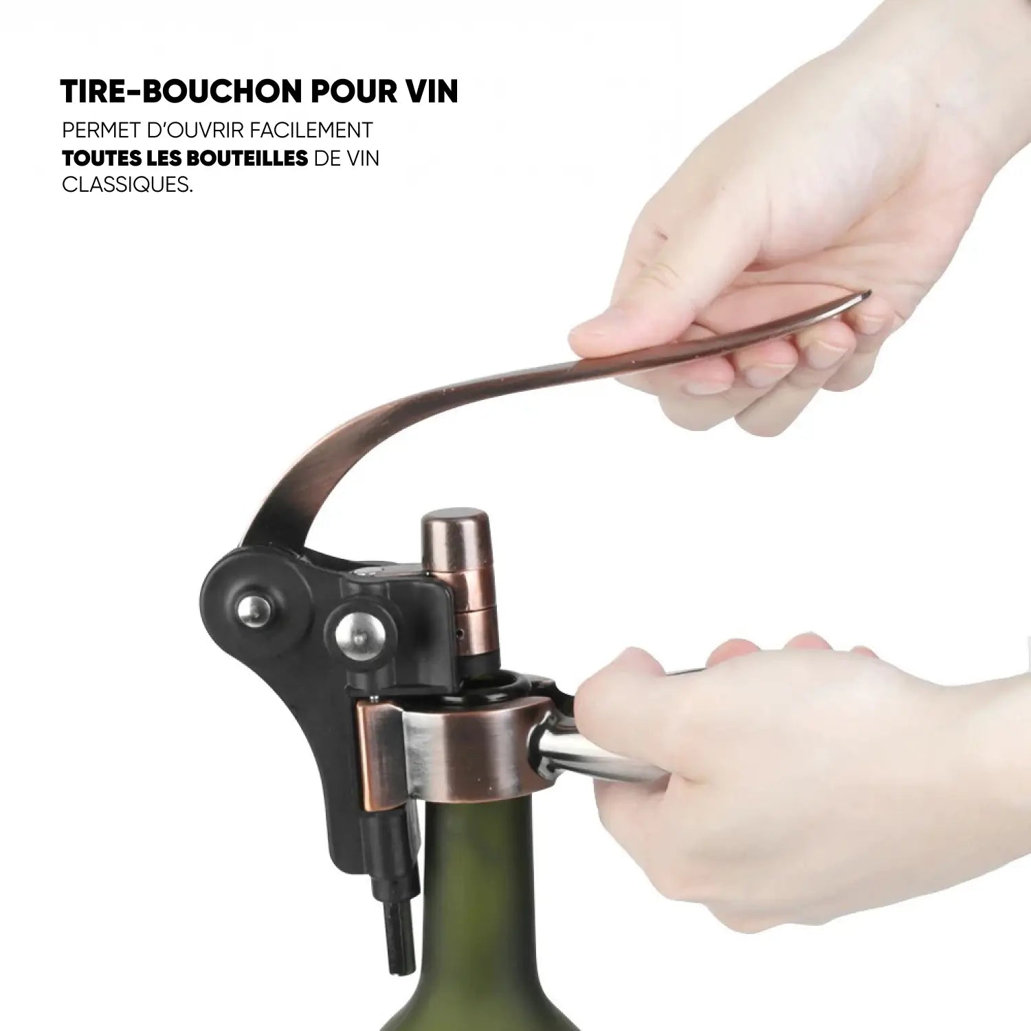 Tire-bouchon à levier en métal utilisé pour ouvrir une bouteille de vin, tenu par deux mains pour une ouverture facile.