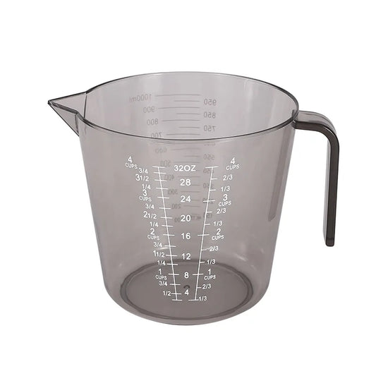 Une grande tasse à mesurer transparente de 1 litre avec des graduations en millilitres (jusqu’à 1000 ml), onces et cups, et une poignée noire.