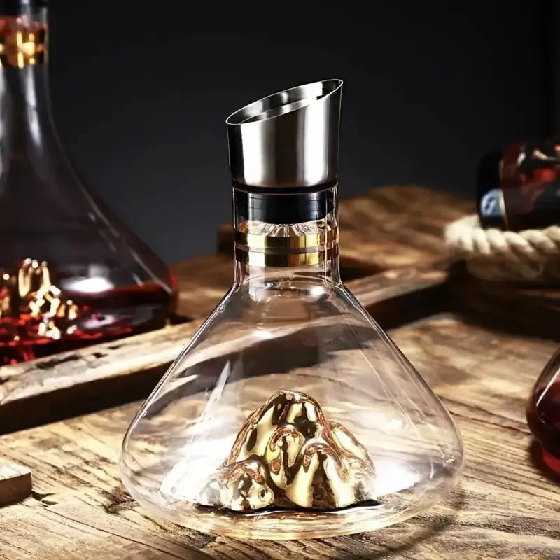 Carafe à whisky cristal fond doré en forme de montagne, posée sur une table en bois