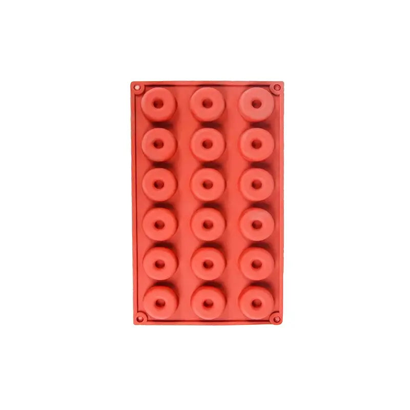 Moule en silicone rouge avec 18 cavités circulaires pour réaliser une grande quantité de mini-donuts.